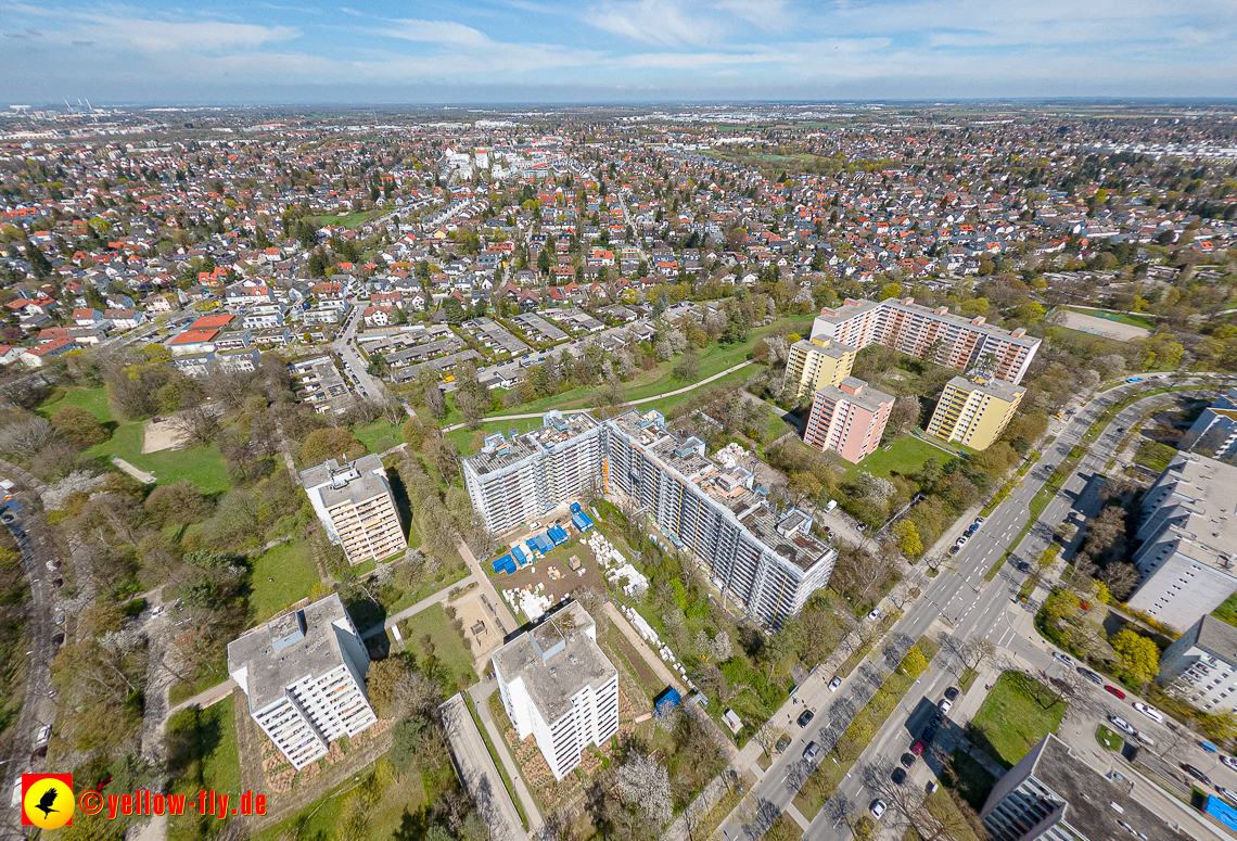 21.04.2023 - Baustelle Fassadensanierung am Karl-Marx-Ring 11-21 in Neuperlach